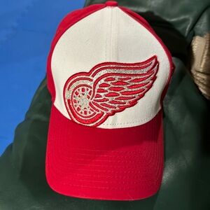 Like new womens Detroit red wings hat